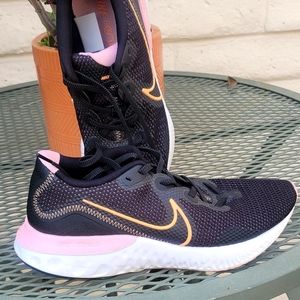 Women's Nike shoe